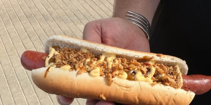 Захантили три небанальных хот-дога: сырный, люля-дог и городской нелающий в новом лимонадо-баре «Коктейла»