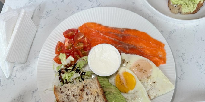 Заведений больше, чем жильцов. Очередная кофейня с завтраками и коктейлями с названием «Молния» открылась в «Леваде»