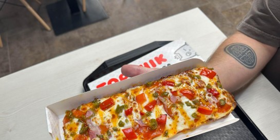 Златка из будущего, или как мы рисковали заказав 25-сантиметровую пиццу в пончиковой «Топчики»