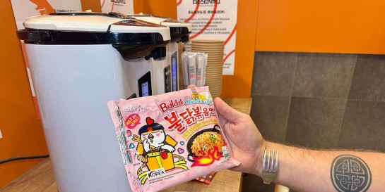 Новая лавка, где можно на месте заварить любую лапшу быстрого приготовления. Проверяем магазин «Три белочки»