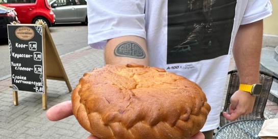 Круассан за 1,90 рубля, мясной пирог за 14 рублей и радужный кофе. Тестим новую домашнюю пекарню «Буланчикова»