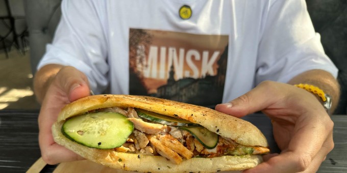 Вместо завтрака проверяем ещё одну точку с шаурмой «Жанчик» у которого в каталоге Яндекс высоченный рейтинг