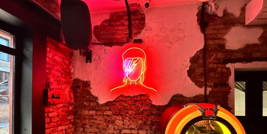 Самый известный рок-н-ролл бар «Рокнрольщик» переехал в новый двор баров и обзавёлся пиццерией из печи