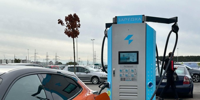 Тестим белорусские зарядки, которые способны зарядить автомобиль на 50% за 20 минут. Новые зарядки «Зарядка»