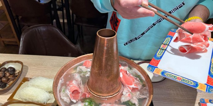 Что едят китайцы холодной осенью. Тестим большой бараний суп на компанию в новом кафе типа столовая «Ду и Чу Хого»