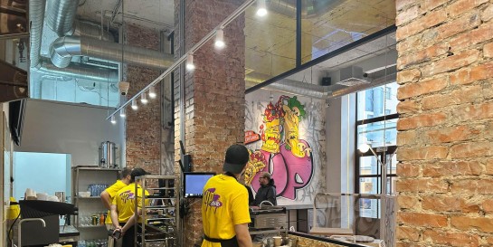 Чем напихали свой большой фирменный кебаб в новом кафе «Ап Кебаб» с шаурмой высокой культуры быта