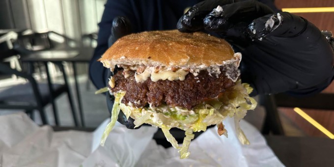 Котлета прямо с открытого огня да между булок! В Новой Боровой открылась своя бургерная «Гриль Манеро»