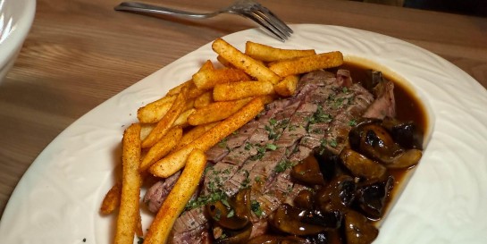 Пиво, настойки и французская кухня. Что творится в новом френч пабе «Шелест», где смешались в кучу кони, люди