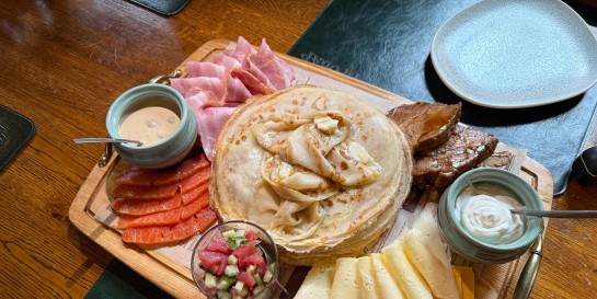 Из чего состоит самый большой и самый дорогой завтрак по-деревенски в Минске, который готовят в «Раковском Броваре»