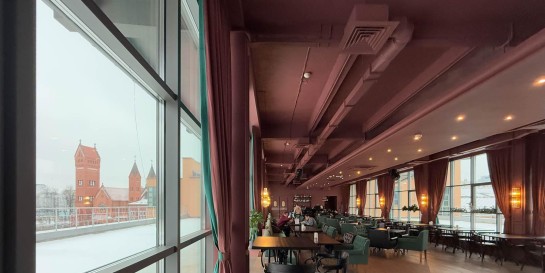 Там, где над городом мог быть шикарный ресторан открыли бар «Лидбир Аксамит» с лучшей леткой на районе