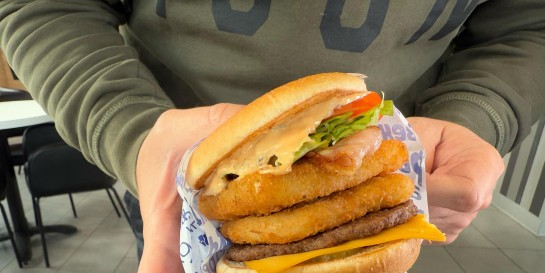 Новый белорусский фастфуд «ЕсБургер» открылся в Бобруйске. Что скрывает их фирменный Несвижский бургер