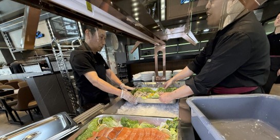 Ешь сколько влезет за 35 рублей в новом ресторане «Юми» с разнообразным шведским столом азиатских блюд