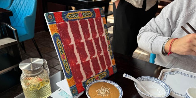 Китайцы рисуют картины бараниной, которую потом нужно сварить. Тестим кафе «Барашек, беги», но от нас не убежишь!