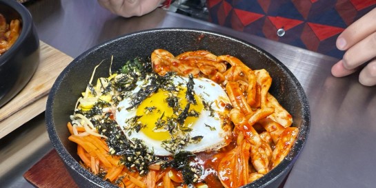 Портал на улицы Кореи через кухню нового кафе «Мёндон», где стоит заказать Пибимпап с кальмаром в красном соусе