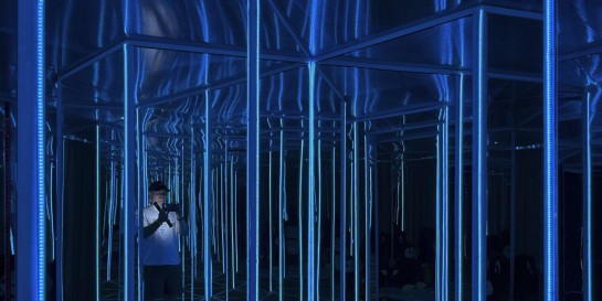 Развлечение для всей семьи - новый «Миррор Парк» из зеркал, неона и двухметрового мягкого Лабубу на входе