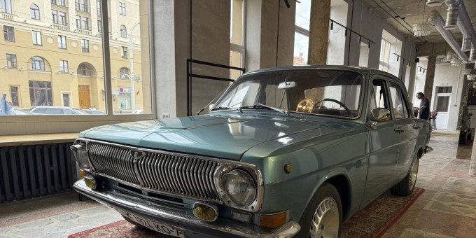 Съесть пельмени, выпить коктейль, побрить бороду, и по домам. Тестим новое бетонное пространство с кухней «Бэйсик»