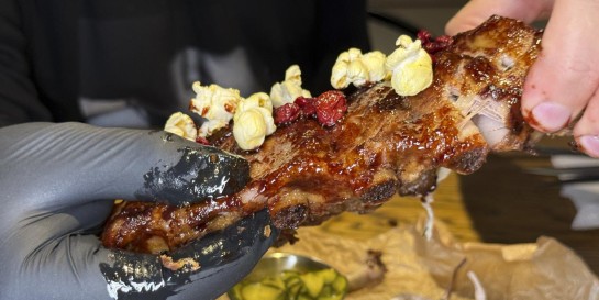 Где самые вкусные жареные куриные крылья, чтобы есть и плакать! Проверяем на рёберность новую точку «Хогги»