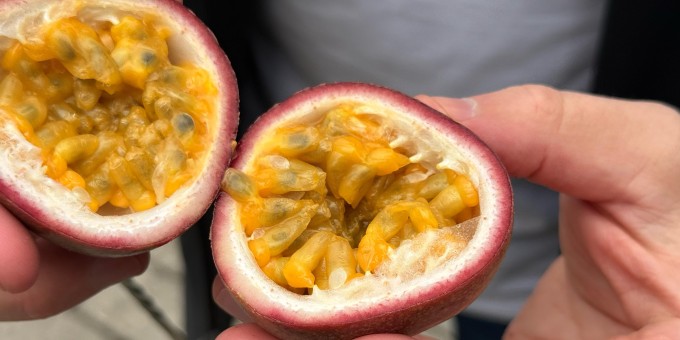 Жить в Беларуси - это осенью есть ложкой вкуснейшую маракуйю по 2,99 рубля за пачку, купленную в «Санте»