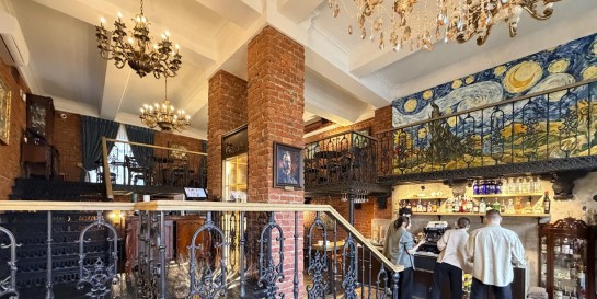 Кому принадлежит новый музей еды? Тестим ухо на гриле в гастробаре «Винсент» с атмосферой жизни Ван Гога