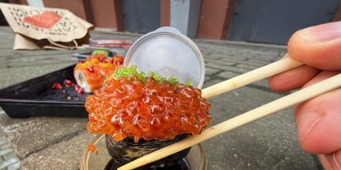 Кто в Минске доставляет самые вкусные суши! Проверяем сет японский Оливье всё подряд от новой доставки «Такуми»