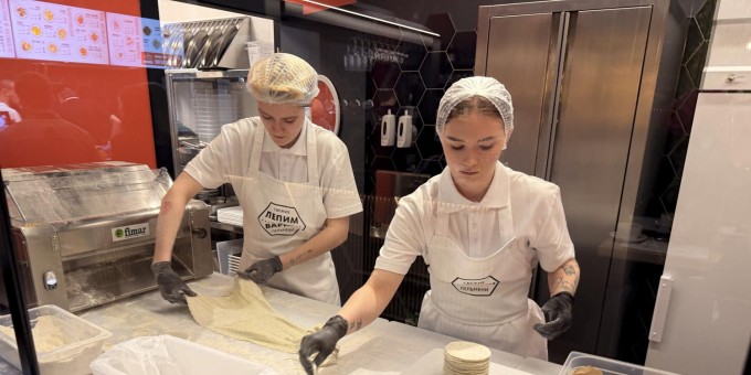 Новая современная пельменная «Лепим и варим», где пельмени лепят, как бабушка завещала, а детей кормят бесплатно