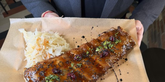 Где отвести душу мощной порцией драников за 9,90 рублей и укусить рёбра. Тестим новое кафе «Ребро и драник»