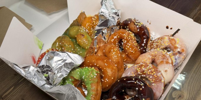 Где купить килограмм пончиков в глазури за 18 рублей. Приехали на тест новой пончиковой «Пышечная вкус детства»