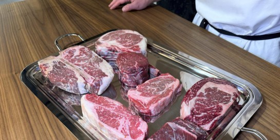 Проверил сколько стоит самый дорогой и самый дешёвый стейк в новом мясном ресторане «Мрамор» при люксовом отеле