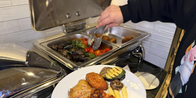 Собрал для вас все обеденные анлимы, где можно есть сколько хочешь. Сегодня проверяем чем кормят в «Робинсон Сити»