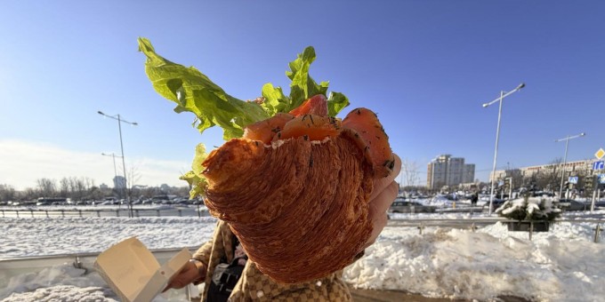 В какой кулинарии самый честный круассан с лососем и как выглядит лососевый царь за 8,50 рублей в «Короне Замок»