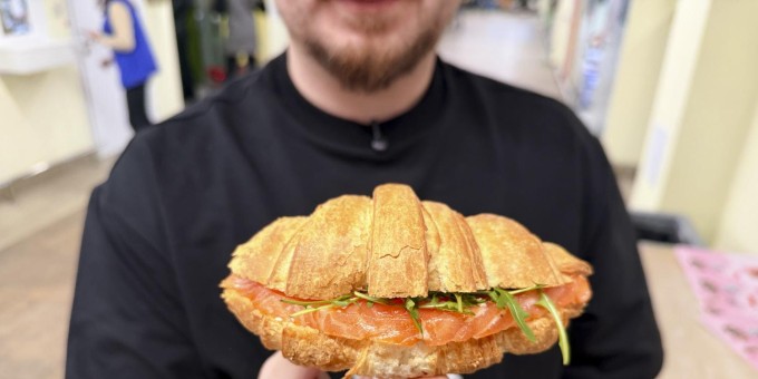 В какой кулинарии самый честный круассан с лососем и как выглядит лососевый царь за 8,50 рублей в «Короне Замок»