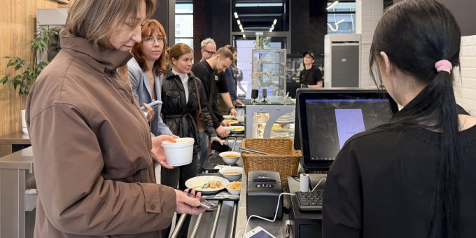Сколько нужно зажать в кулачке, чтобы пообедать как айтишник в новой оупен спейс столовой «Лофт» от «Пицца Трак»
