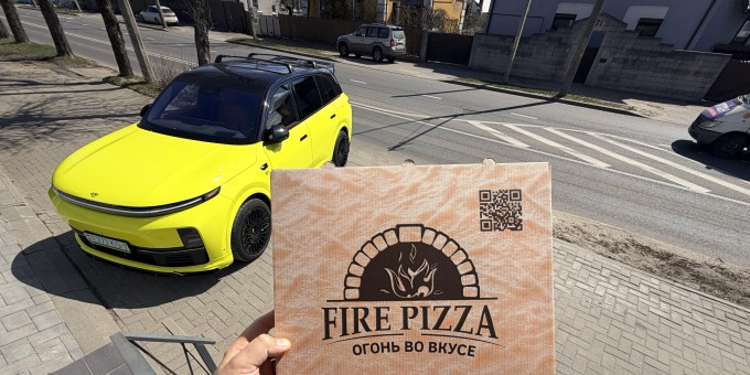 Где самая вкусная пицца испечённая на огне. Тестим пиццу сочный дикий цыплёнок за 26 рублей из «Фаер Пицца»