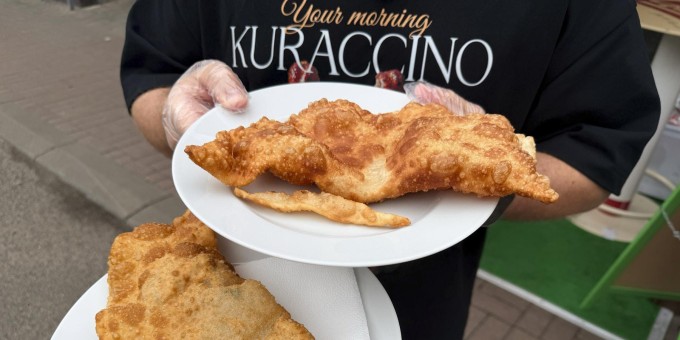 Продолжаем искать вкуснейший чебурек и сегодня проверяем новую чебуречную на Комаровском рынке