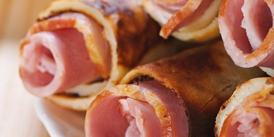 Блины с беконом, авокадо и сметаной