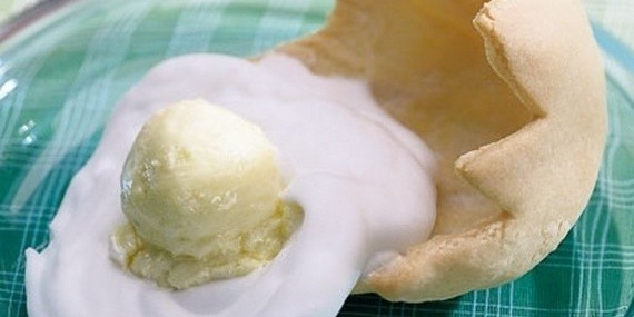 Печенье-скорлупка со взбитыми сливками и мороженым