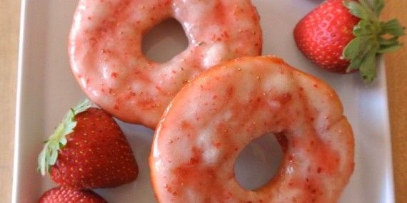 Легкие клубничные пончики