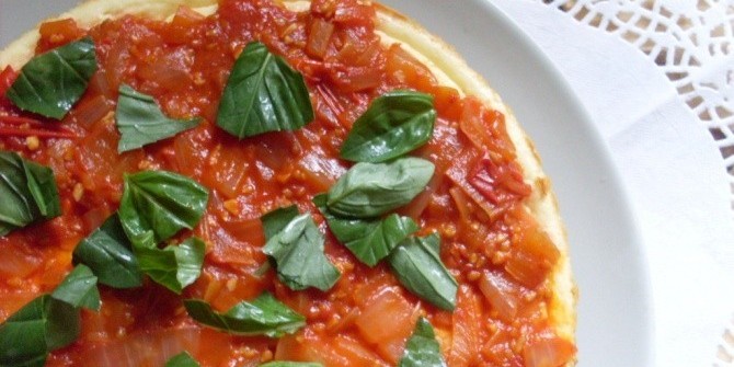 Необычный «Чизкейк» из чеддера с помидорами