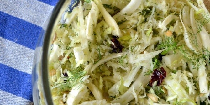 Заморский салат с кунжутом, изюмом и капустой