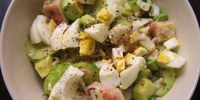 Простой и питательный салат с фасолью и крабовыми палочками