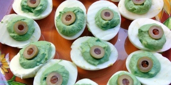 Закуска на Хэллоуин «Зеленые дьявольские яйца»