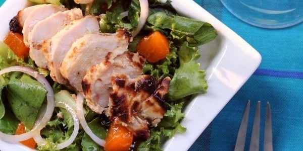 Салат с хурмой, куриным филе и сладким луком