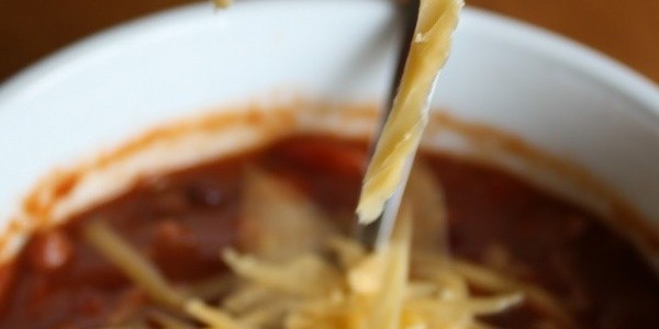 Томатный суп с фасолью и ломтиками пармезана