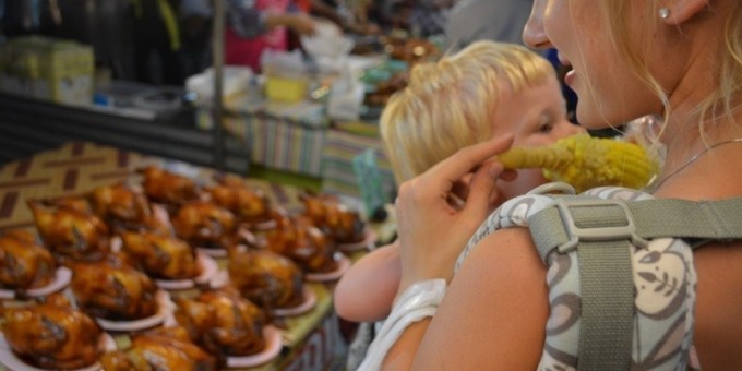 У прилавка с уткой по пекински и курочкой