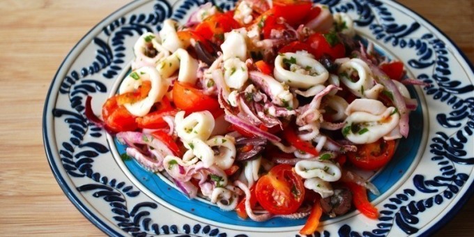Салат из маринованных морепродуктов и овощей
