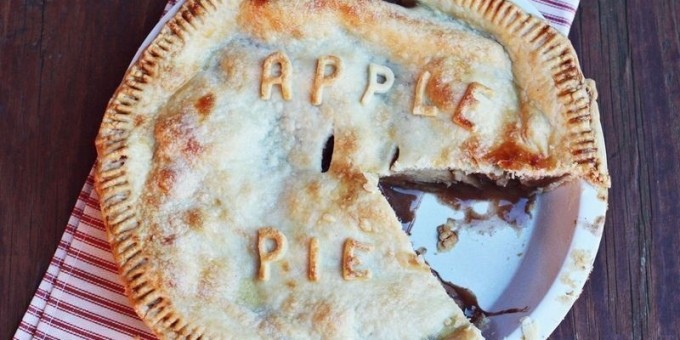 Как испечь шарлотку? + Новогодний рецепт шарлотки