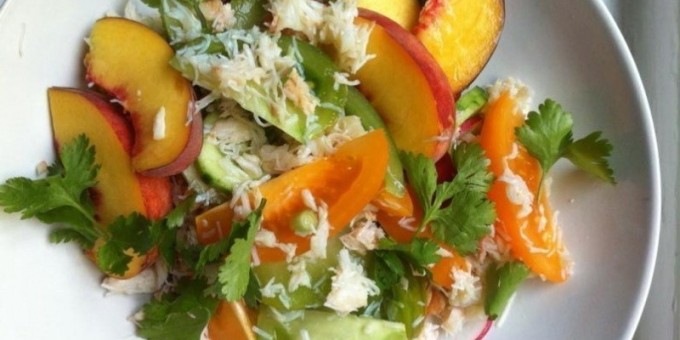 Салат из персиков с крабами
