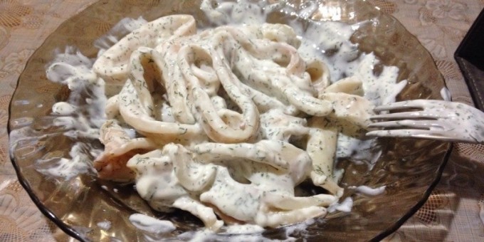 Кальмары в сметанном соусе с укропом