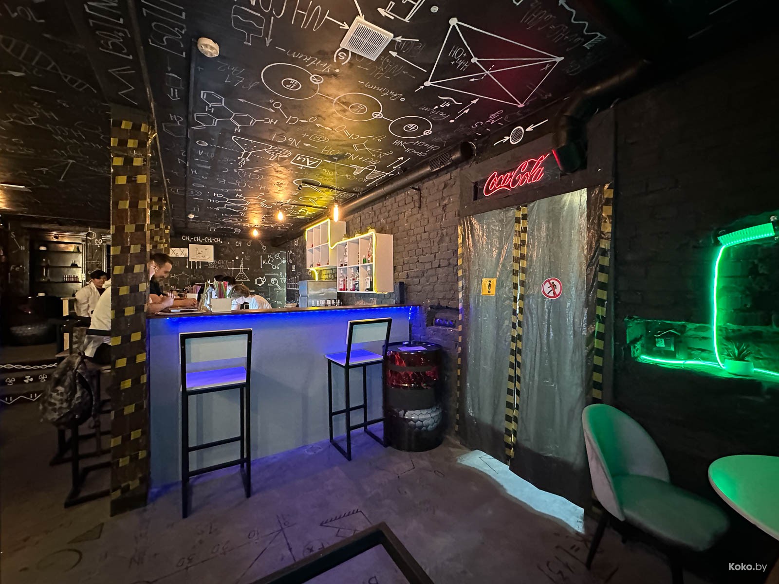 Первый бар, где пьют исключительно из мензурок и пробирок. Сколько ...