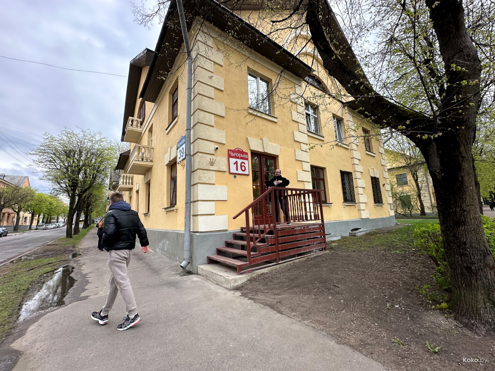 В районе Осмоловки на первом этаже бабушкиной квартиры открыли охрененно  уютный «Маркс» в формате библифейня